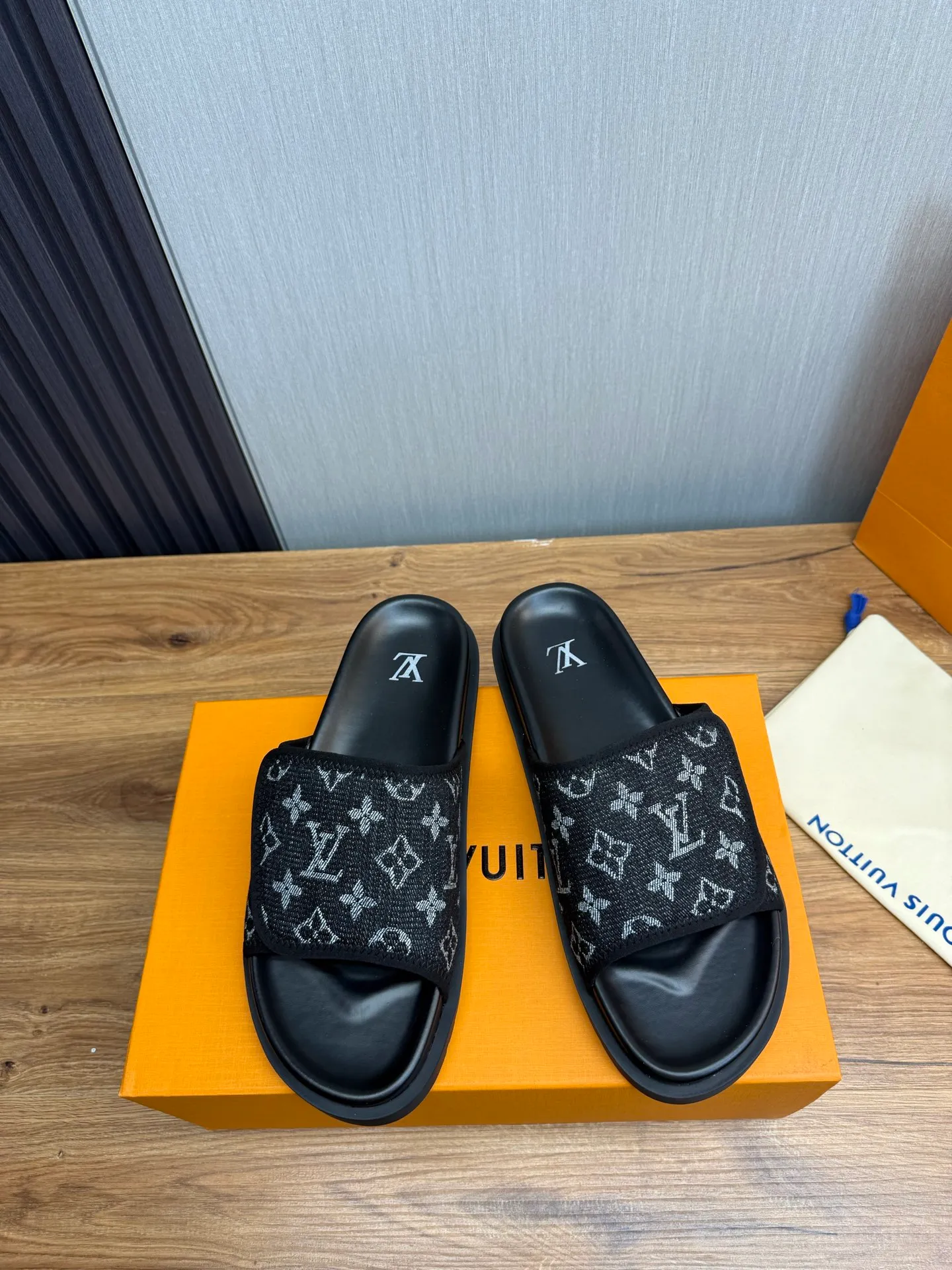 Men's shoes 💰340💰 ▪️LV's popular Little Red Book popular slippers hot sale: 1 shipment✅ Super textured and comfortable slippers, original TPU outsole. Authentic counter box drawer box packaging 🎁Size 38-45